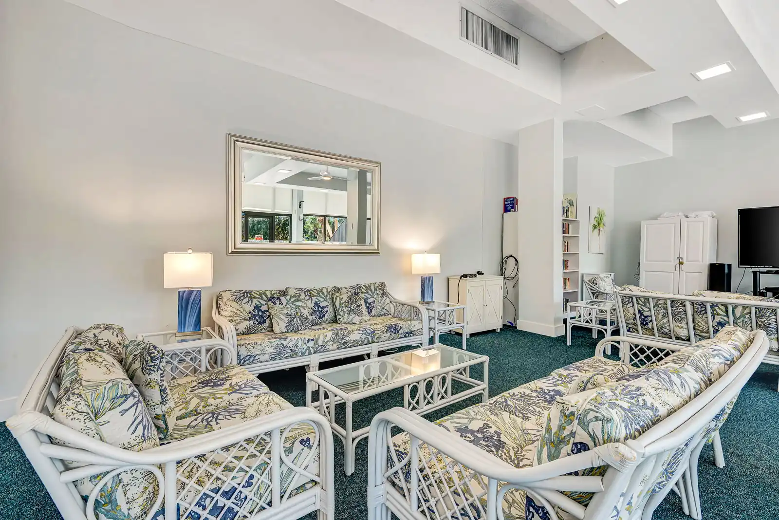 1BR Harbor Towers Condo – Pool, Marina, Gym