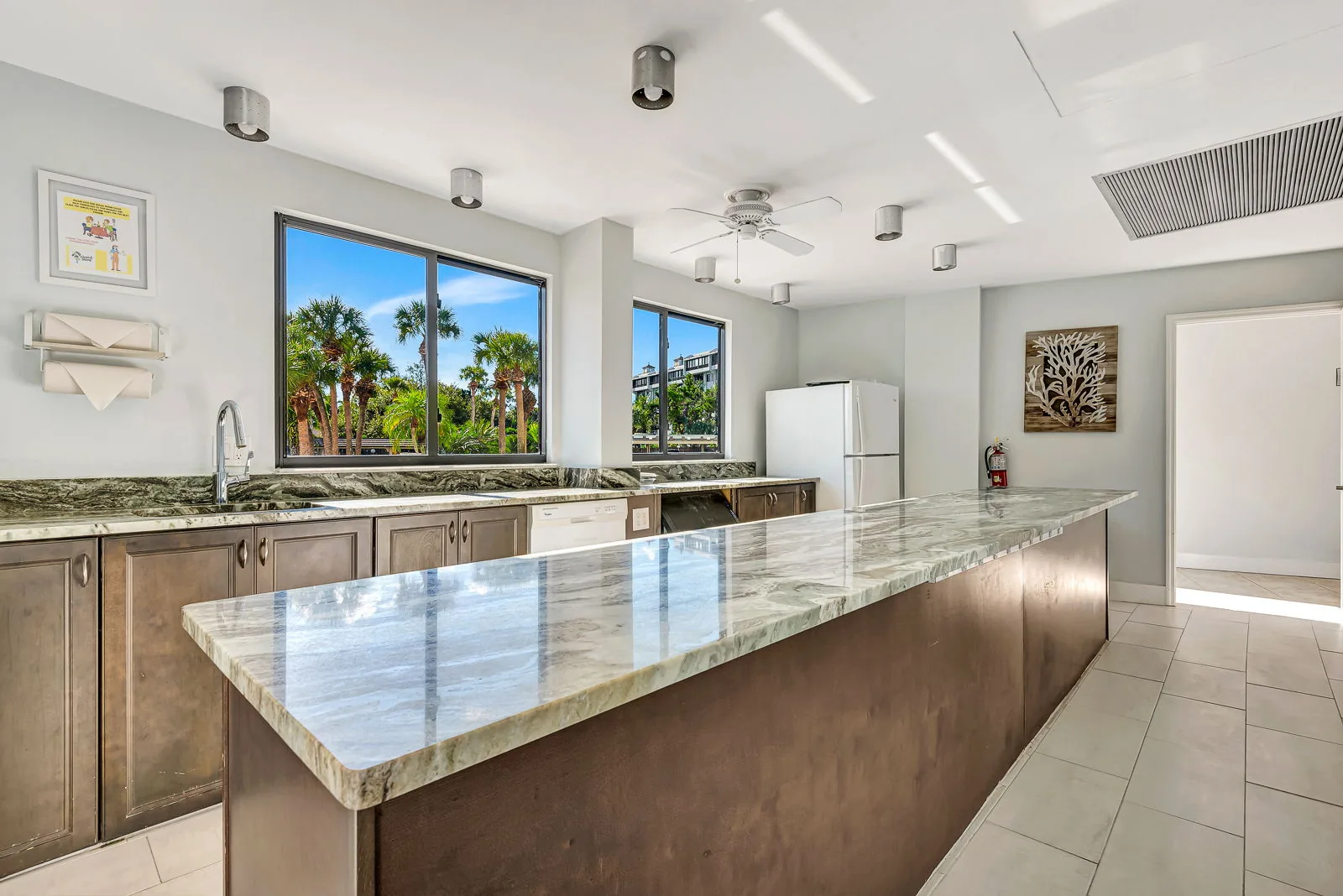 1BR Harbor Towers Condo – Pool, Marina, Gym