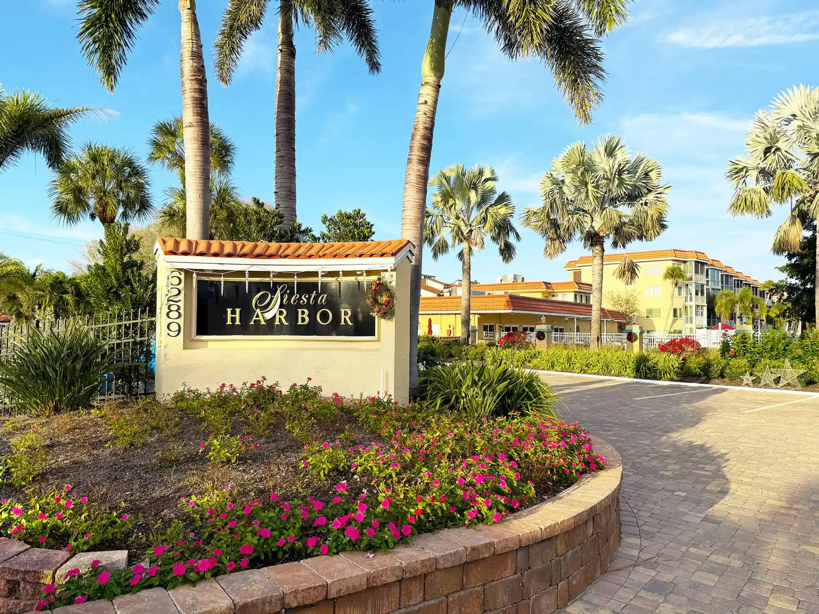 Siesta Harbor 2BR – 55+ Pool, Hot Tub & Beach