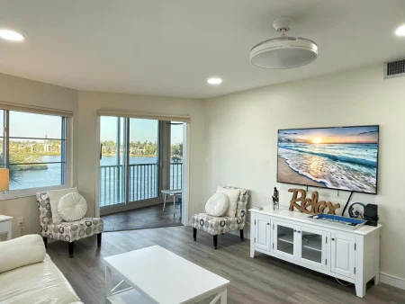 Siesta Harbor 2BR – 55+ Pool, Hot Tub & Beach