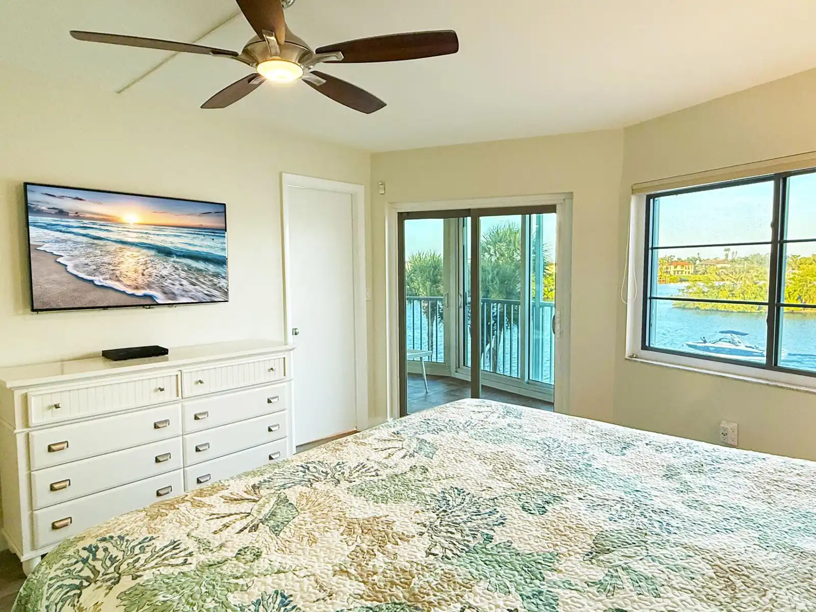 Siesta Harbor 2BR – 55+ Pool, Hot Tub & Beach