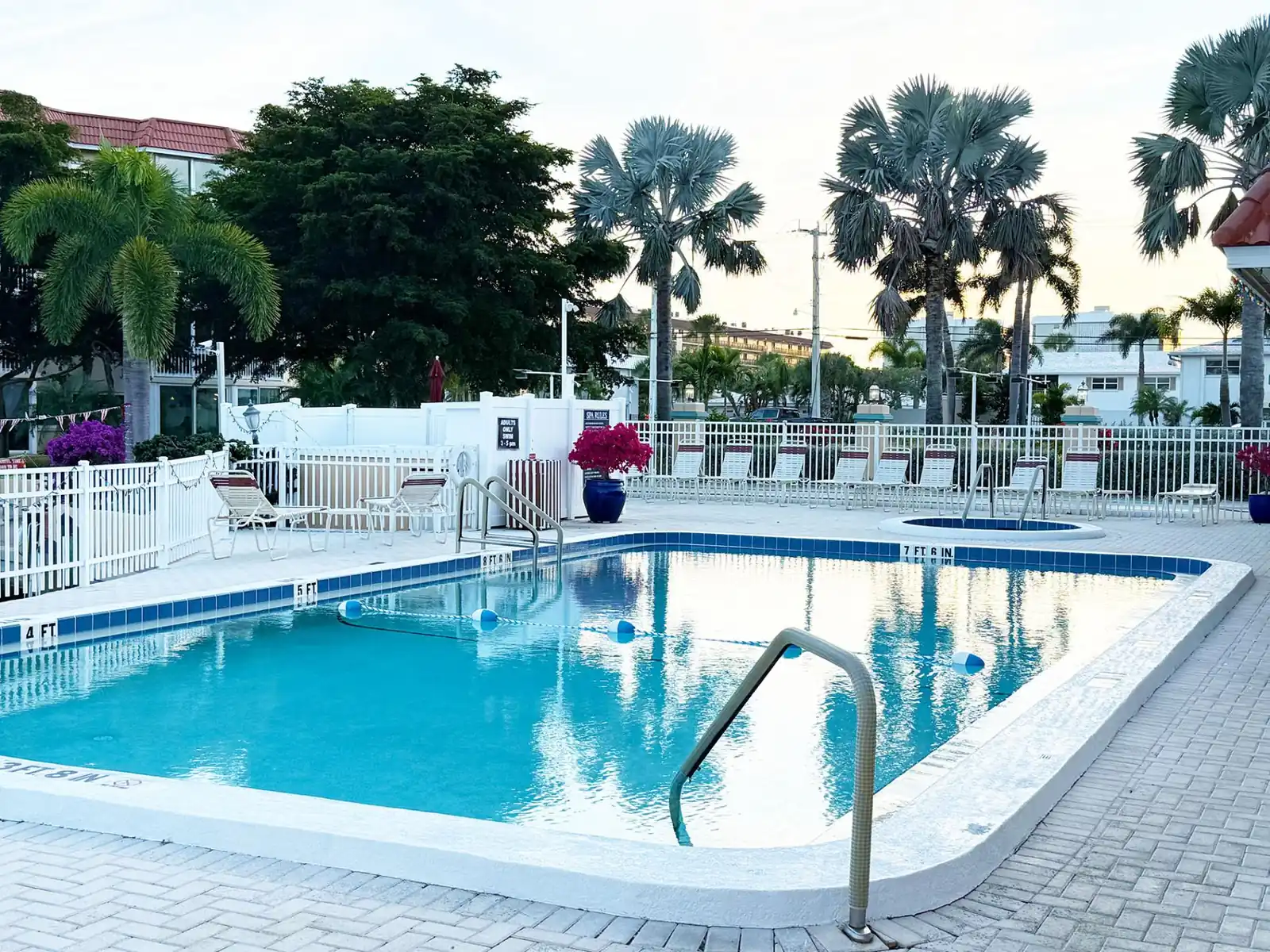 Siesta Harbor 2BR – 55+ Pool, Hot Tub & Beach