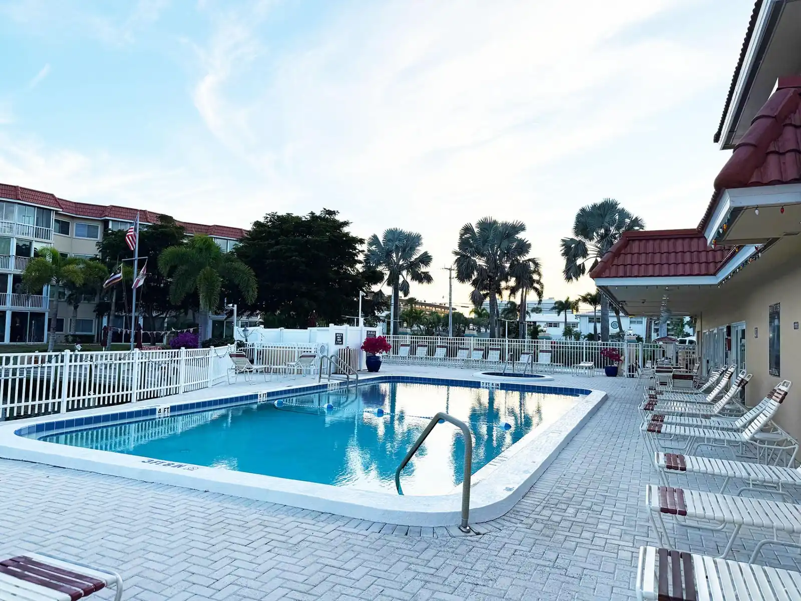 Siesta Harbor 2BR – 55+ Pool, Hot Tub & Beach