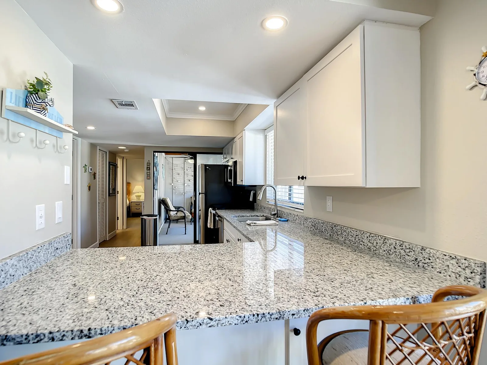 Chillax Island Condo – Beach, Bay & Pool