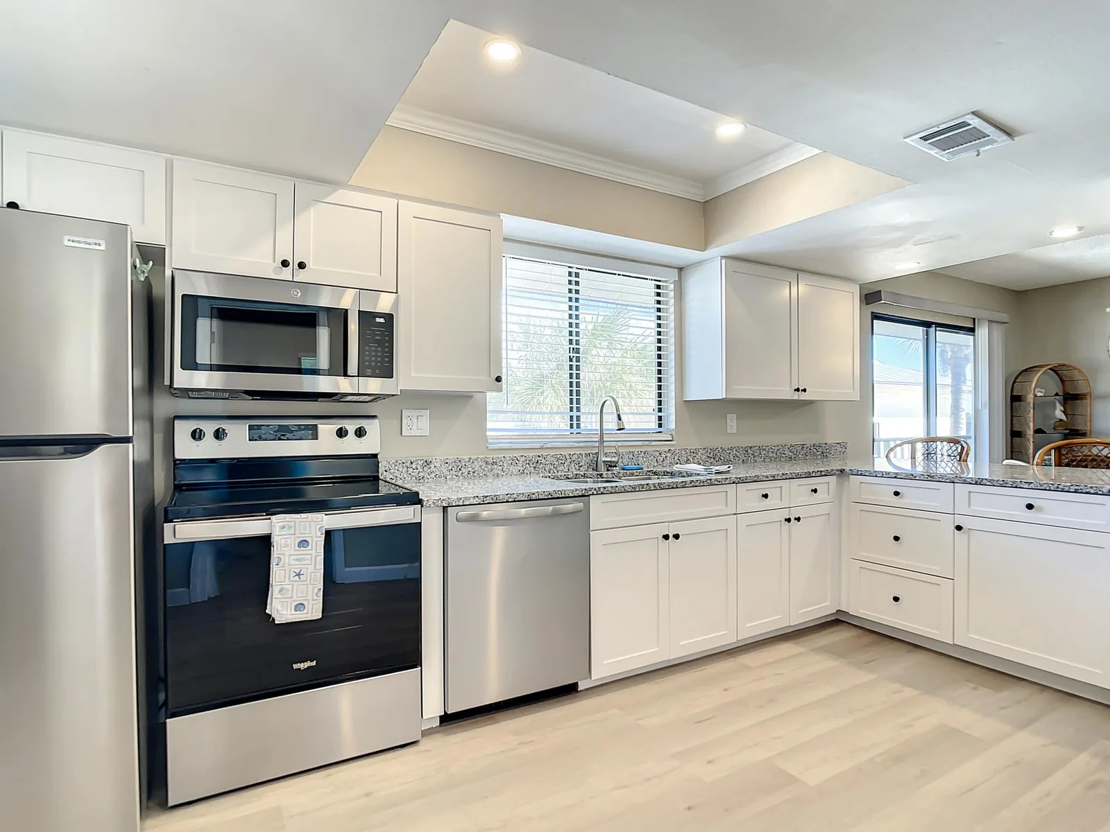 Chillax Island Condo – Beach, Bay & Pool