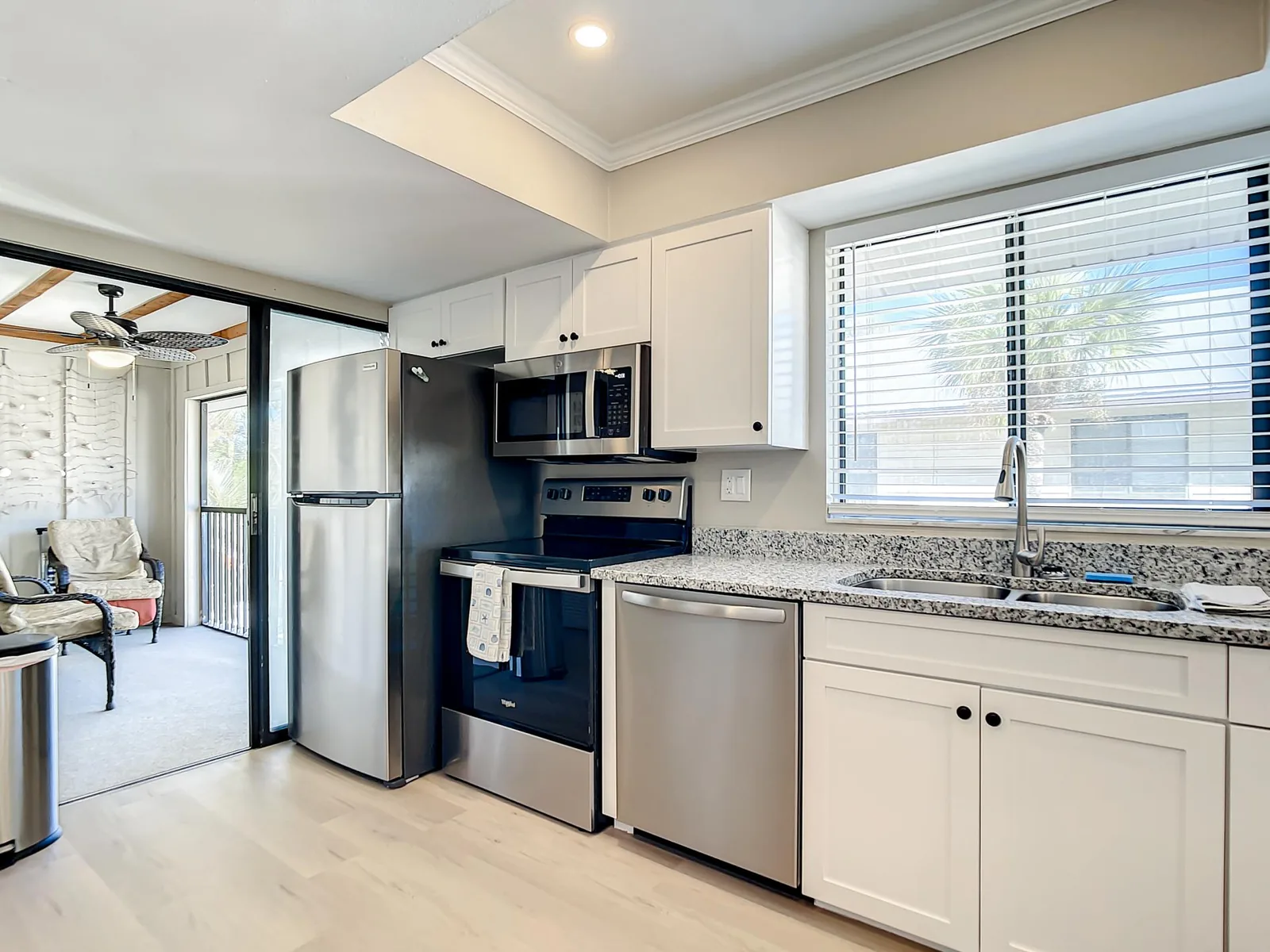 Chillax Island Condo – Beach, Bay & Pool