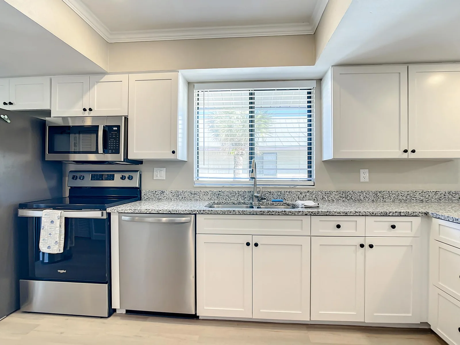 Chillax Island Condo – Beach, Bay & Pool