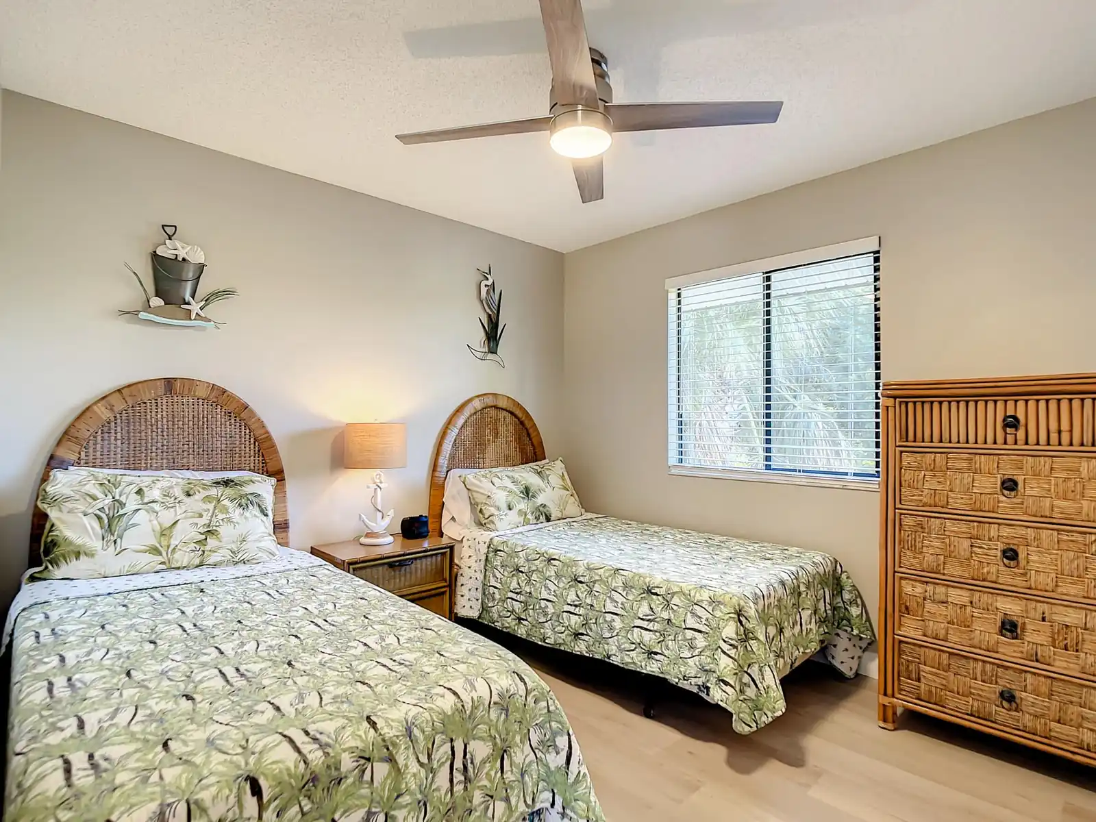 Chillax Island Condo – Beach, Bay & Pool