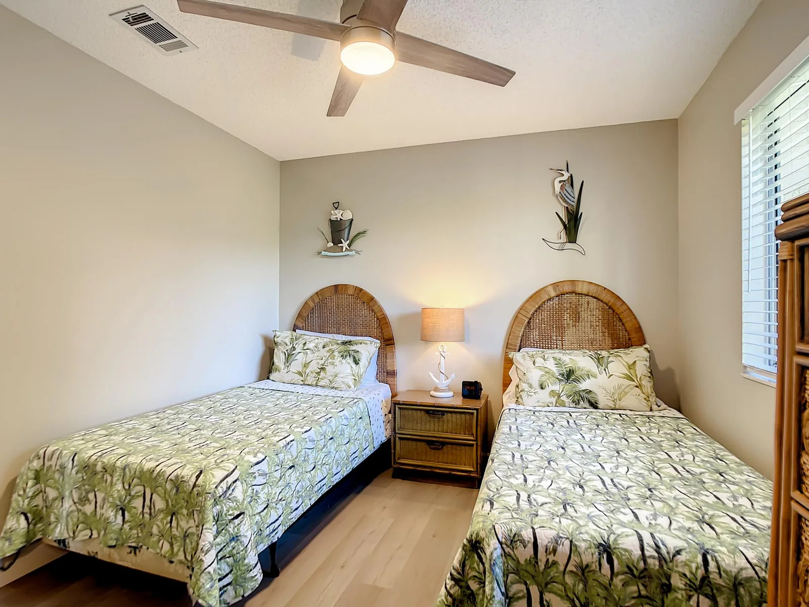 Chillax Island Condo – Beach, Bay & Pool