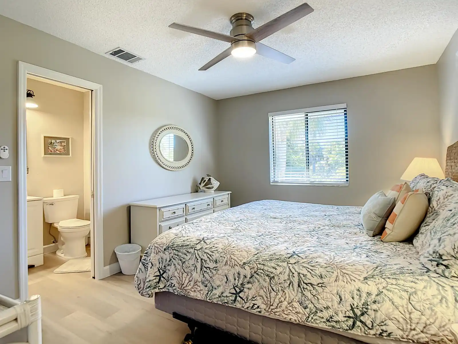 Chillax Island Condo – Beach, Bay & Pool