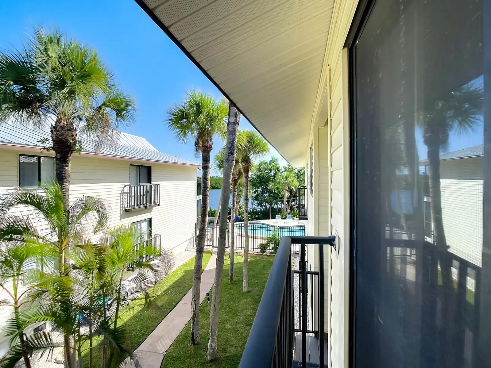 Chillax Island Condo – Beach, Bay & Pool