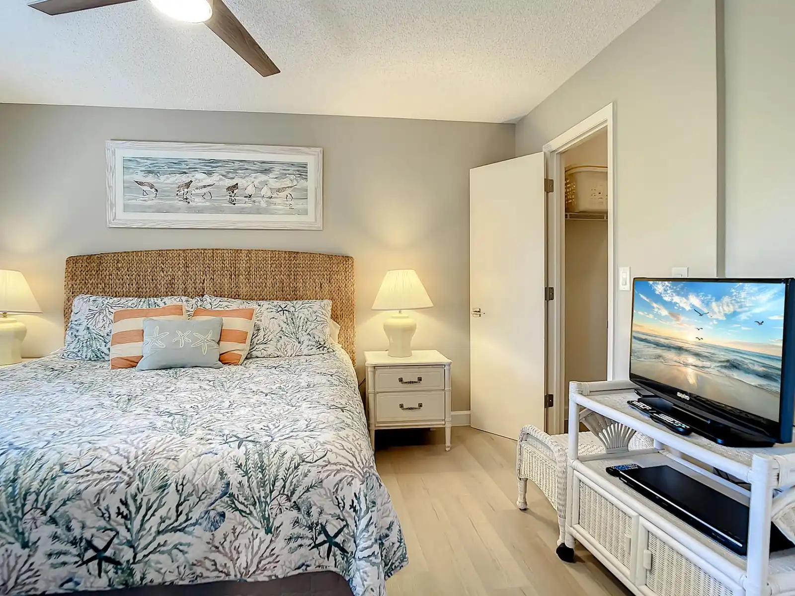 Chillax Island Condo – Beach, Bay & Pool