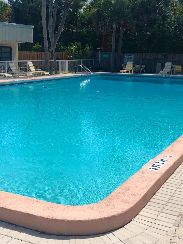 Venice Beach Studio – Pool & Private Shore