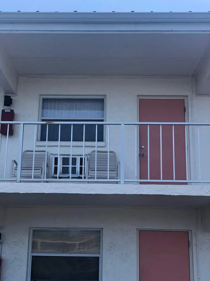 Venice Beach Studio – Pool & Private Shore