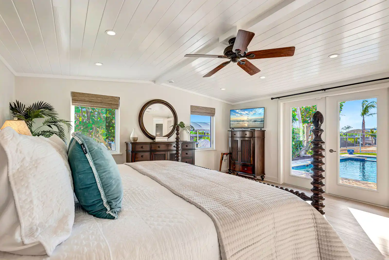 Canal-Front 3BR – Pool, Hot Tub & Boat Access