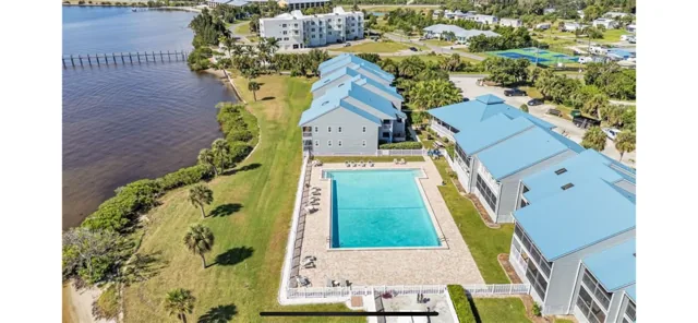Waterfront 2BR – Pool, Dock & River Views