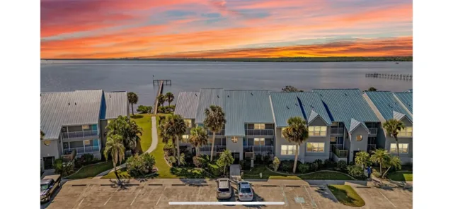 Waterfront 2BR – Pool, Dock & River Views