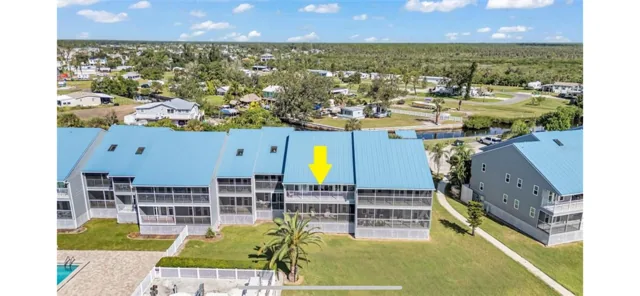 Waterfront 2BR – Pool, Dock & River Views
