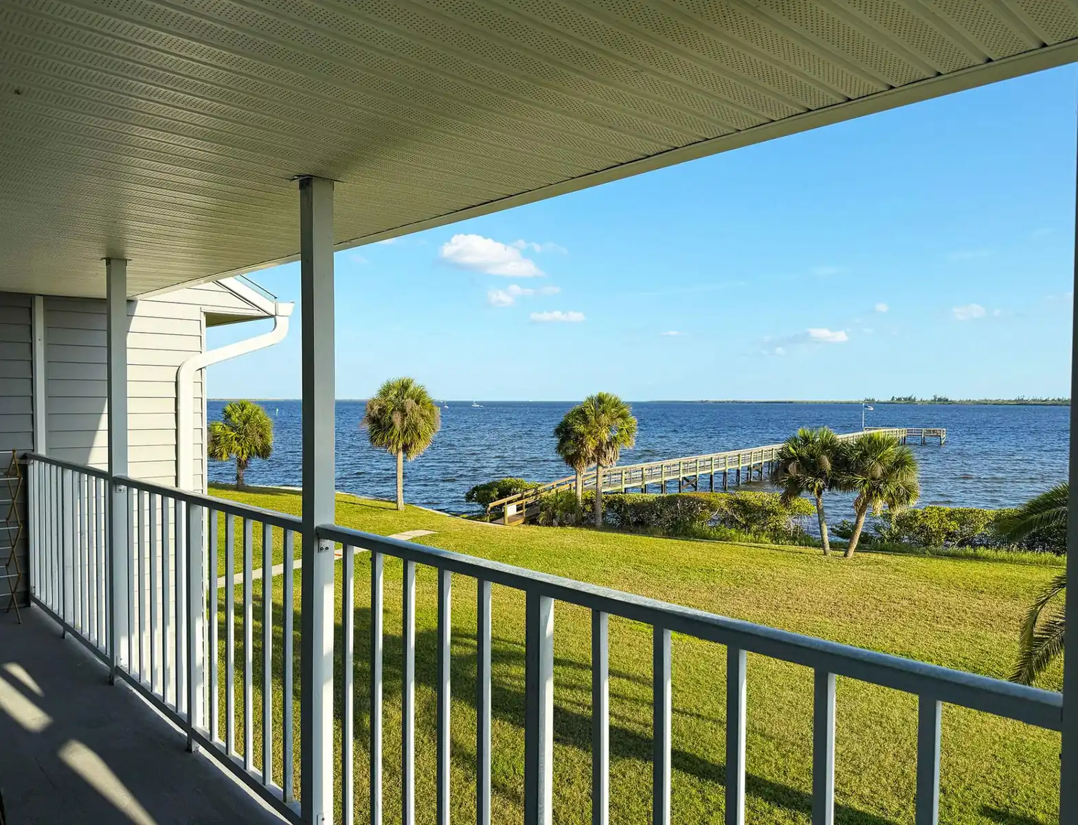 Waterfront 2BR – Pool, Dock & River Views