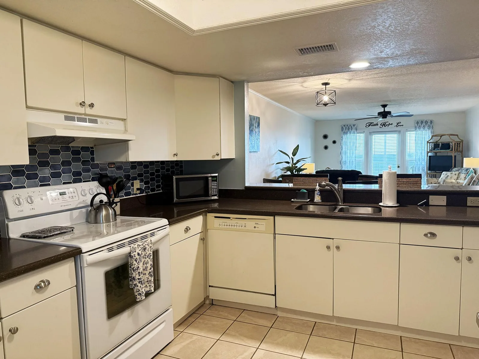 Waterfront 2BR – Pool, Dock & River Views