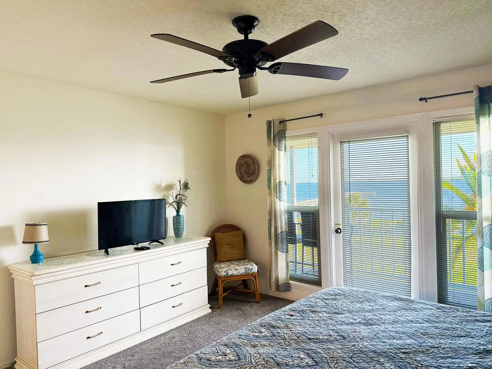 Waterfront 2BR – Pool, Dock & River Views