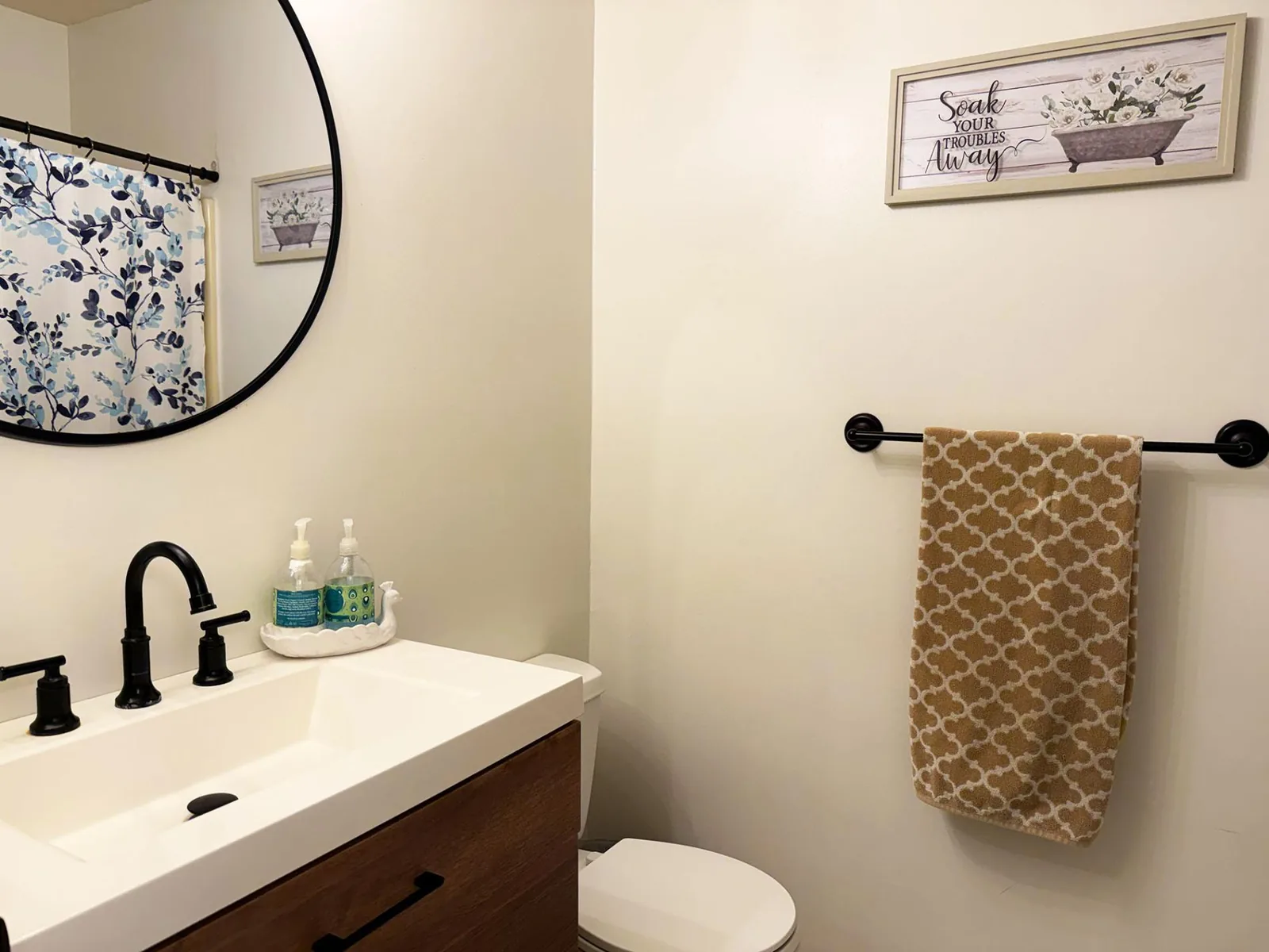 Waterfront 2BR – Pool, Dock & River Views