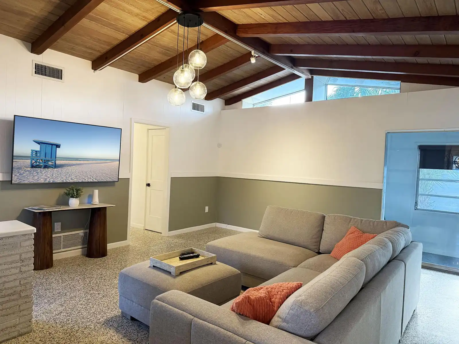 Siesta Key 2BR – Pet Friendly – Walk to Beach