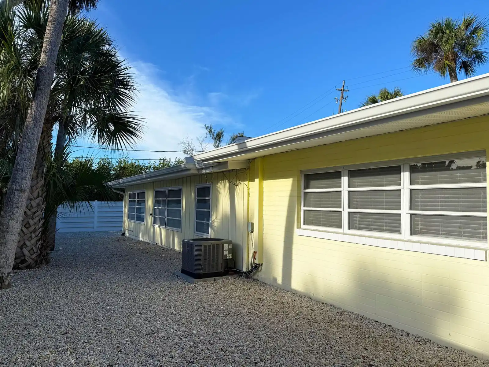 Siesta Key 2BR – Pet Friendly – Walk to Beach