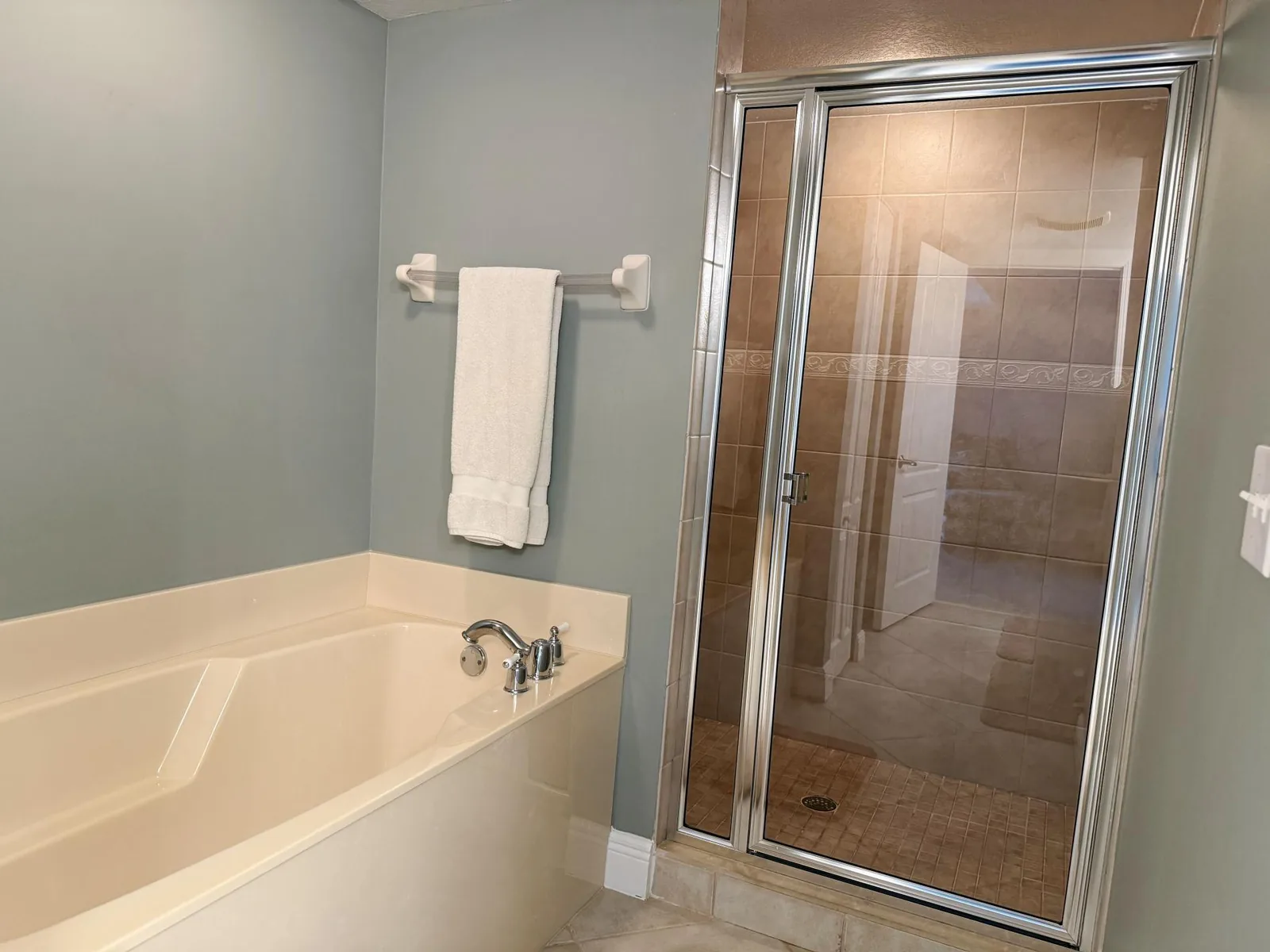 The Palms – 3BR Condo with Balcony & Pool