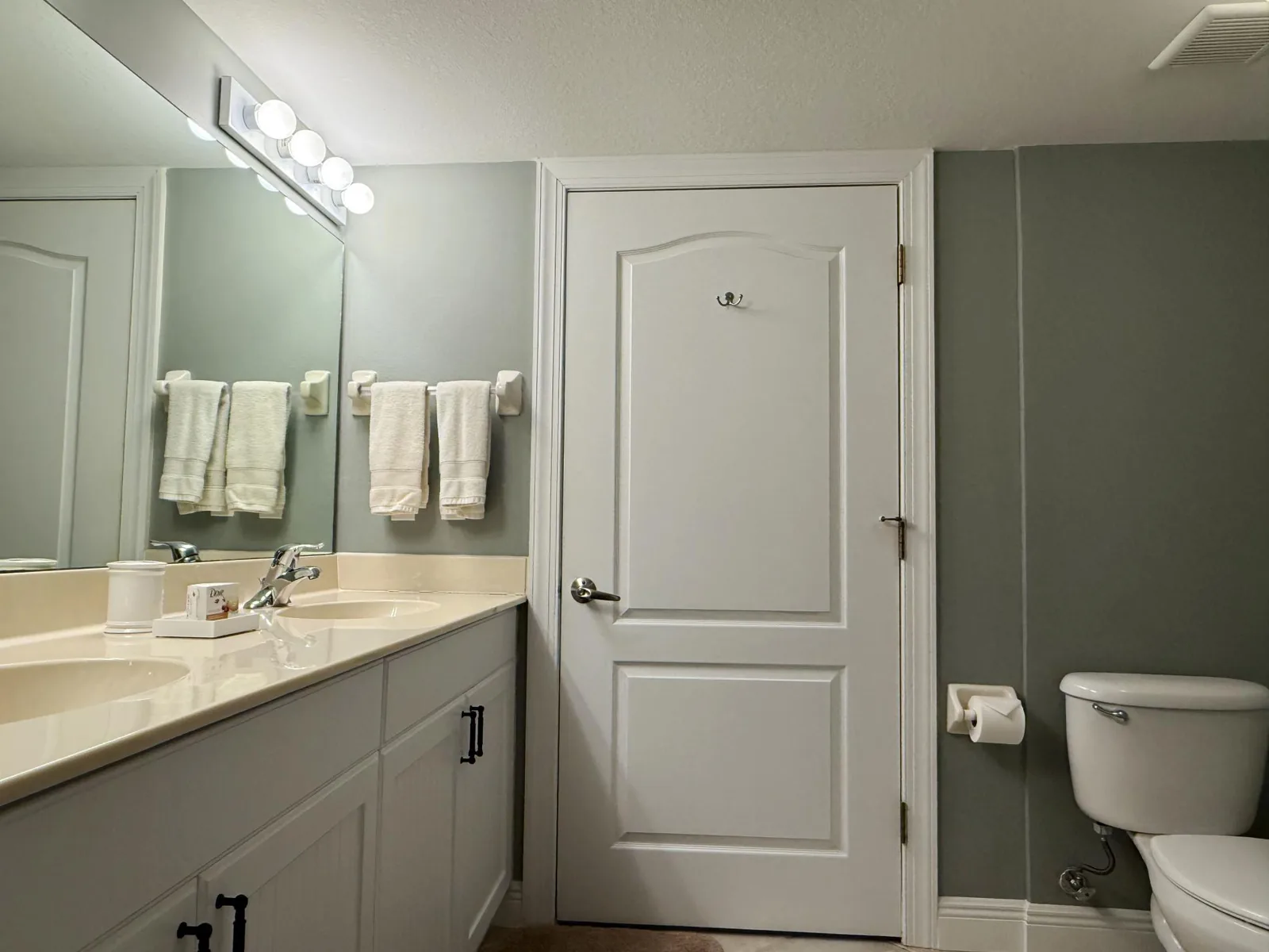 The Palms – 3BR Condo with Balcony & Pool