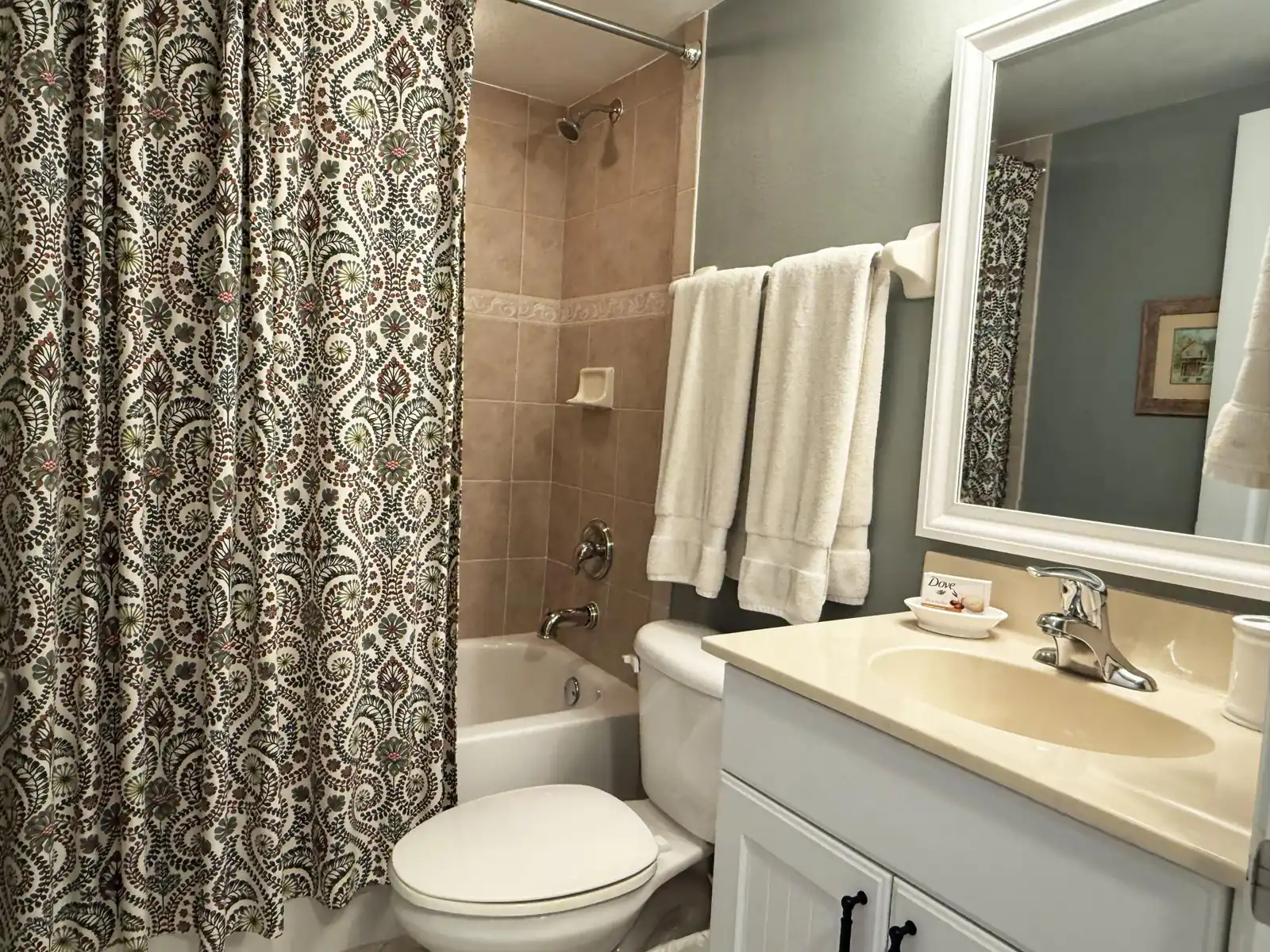 The Palms – 3BR Condo with Balcony & Pool