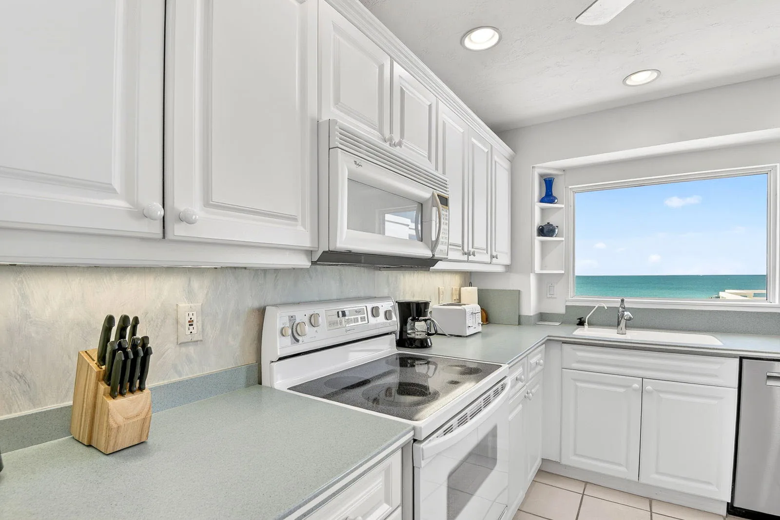 2BR Panoramic Views – Jamaica Royale Beachfront