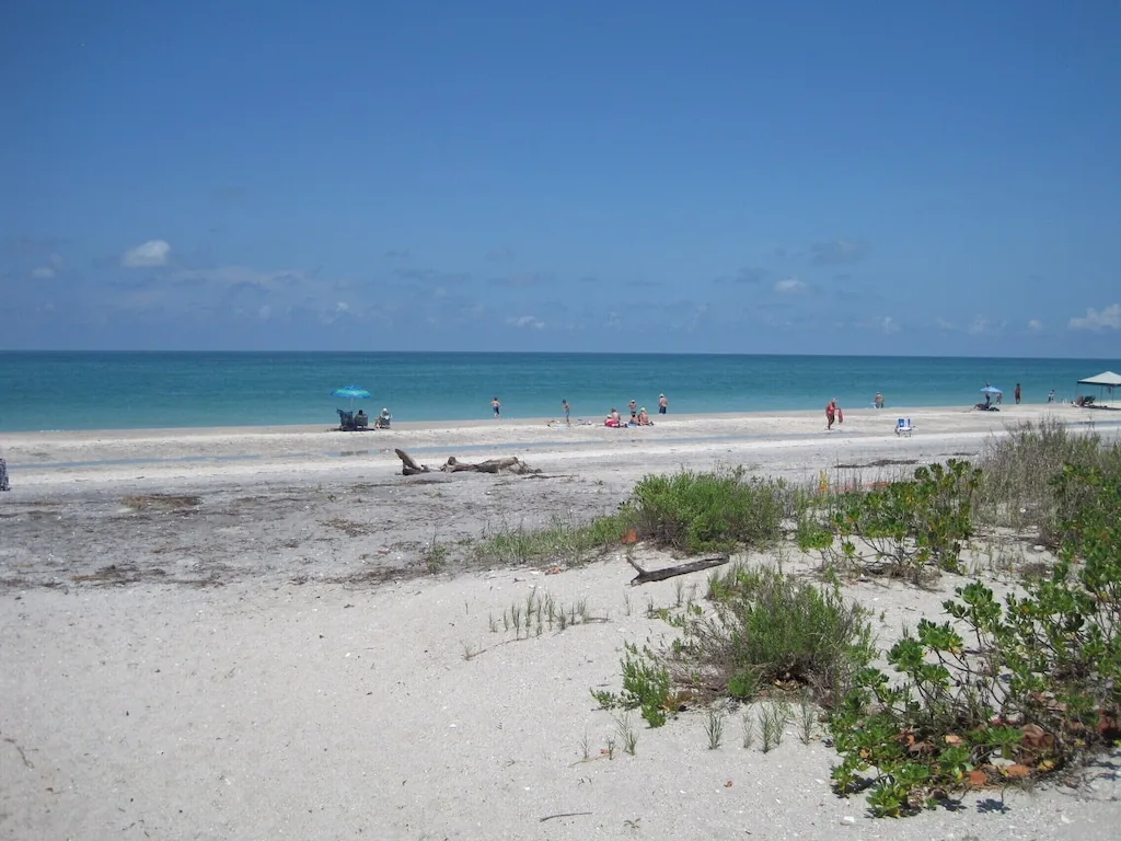 Stylish Gulf Condo - Walk to Beach, Pool & Dining