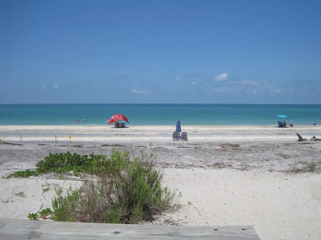 Stylish Gulf Condo - Walk to Beach, Pool & Dining