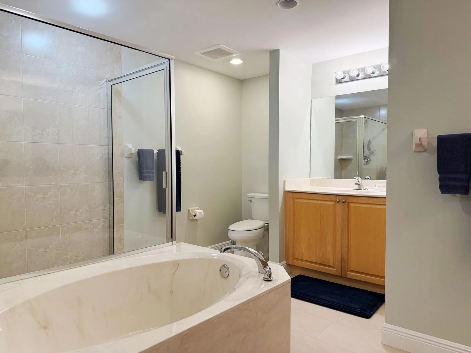 Stylish Gulf Condo - Walk to Beach, Pool & Dining