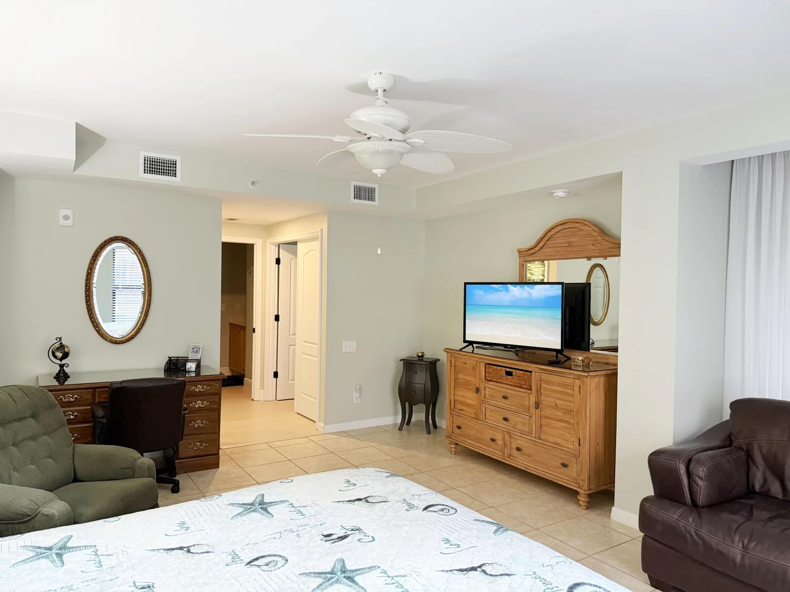 Stylish Gulf Condo - Walk to Beach, Pool & Dining