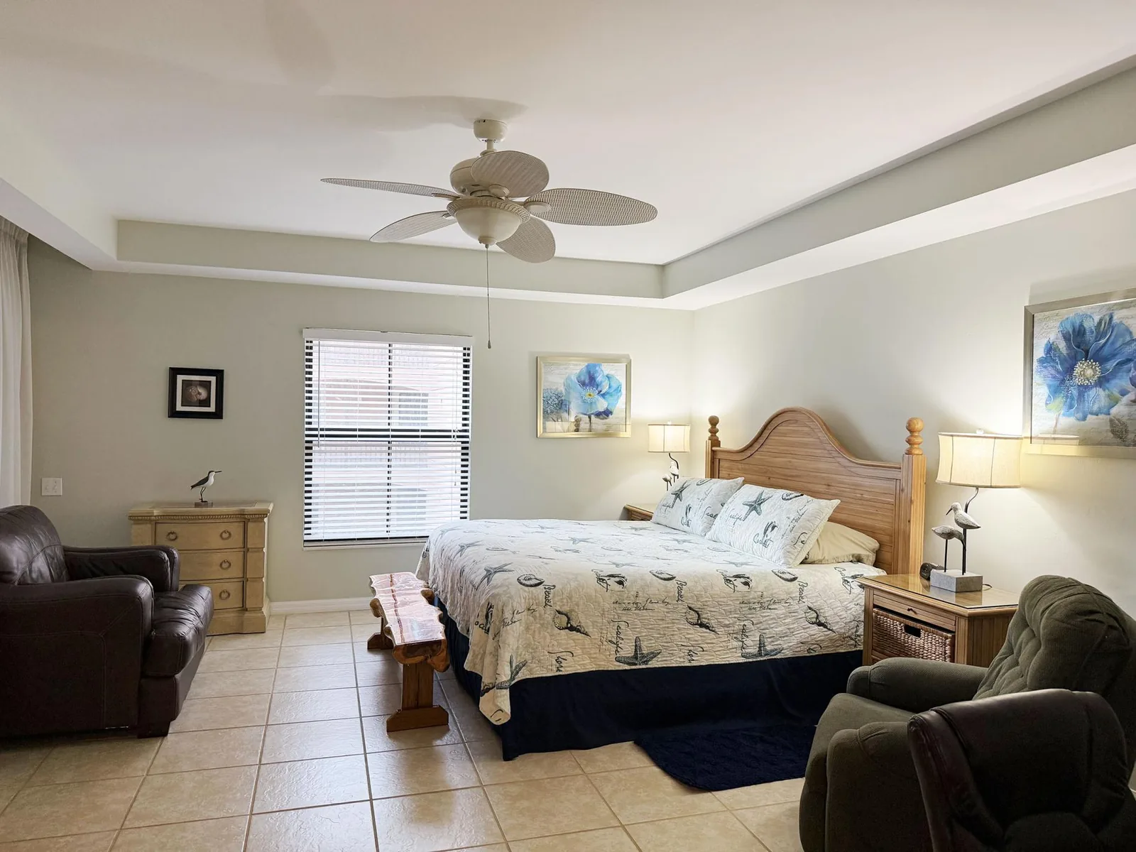 Stylish Gulf Condo - Walk to Beach, Pool & Dining