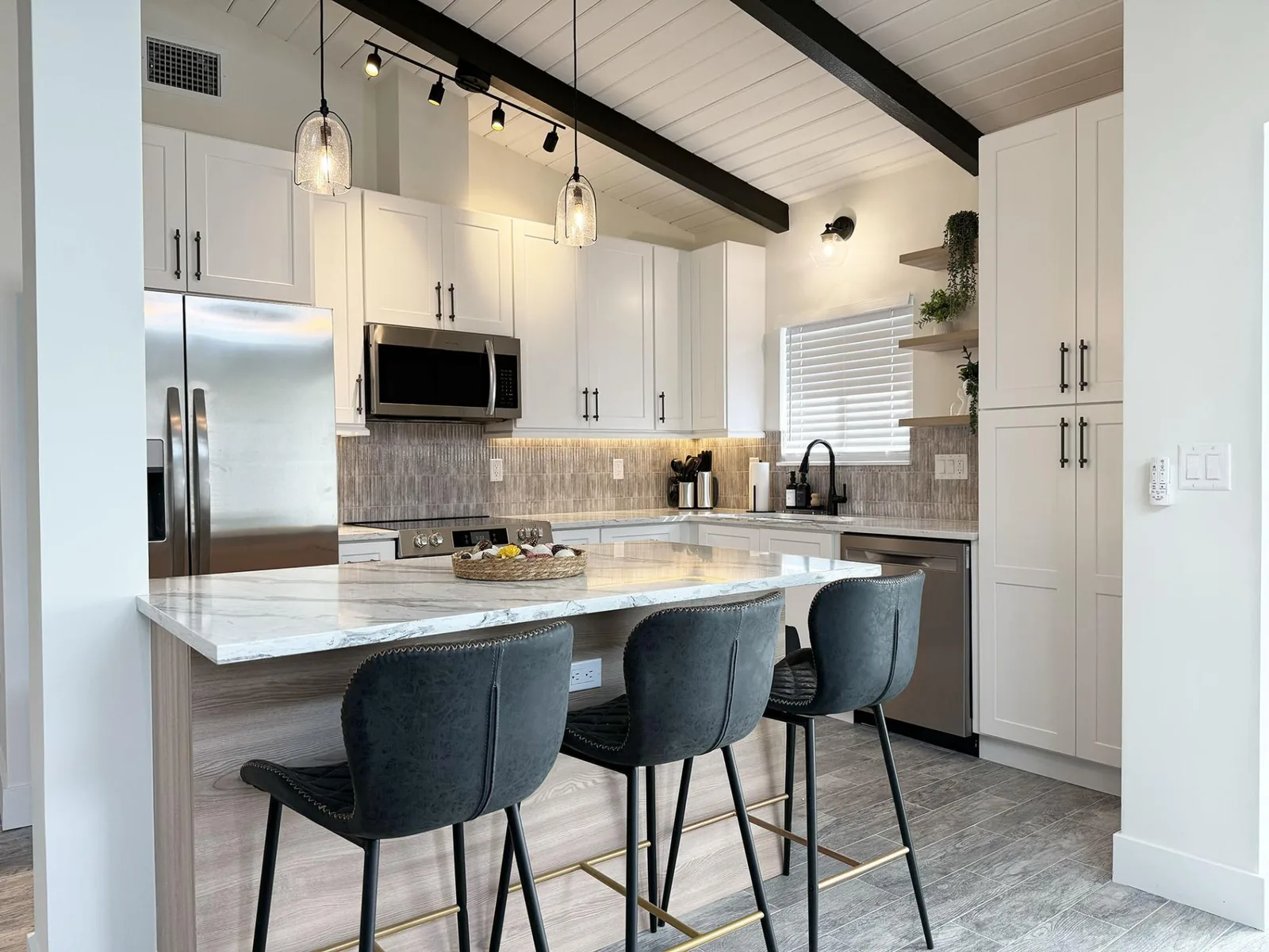 2BR Beach, Bay & Pool at Admiralty Villas