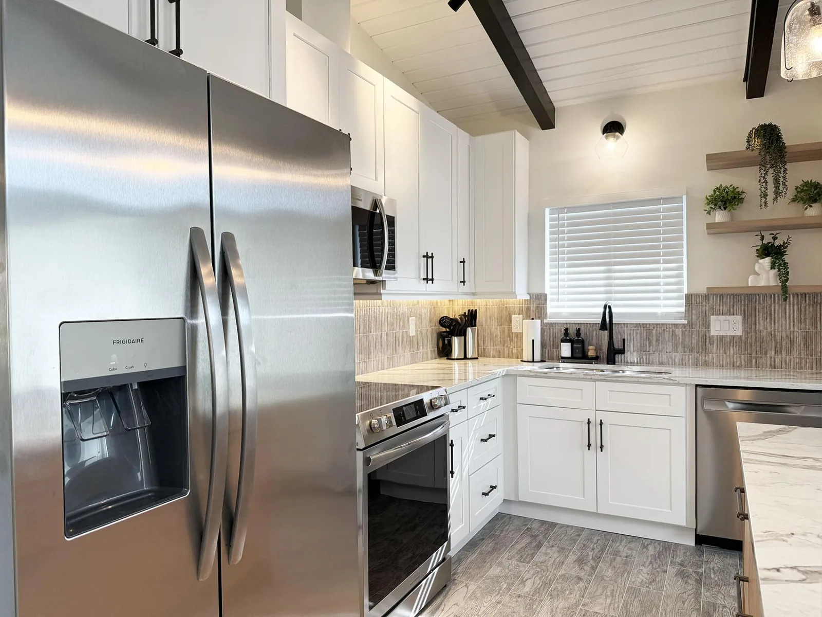 2BR Beach, Bay & Pool at Admiralty Villas