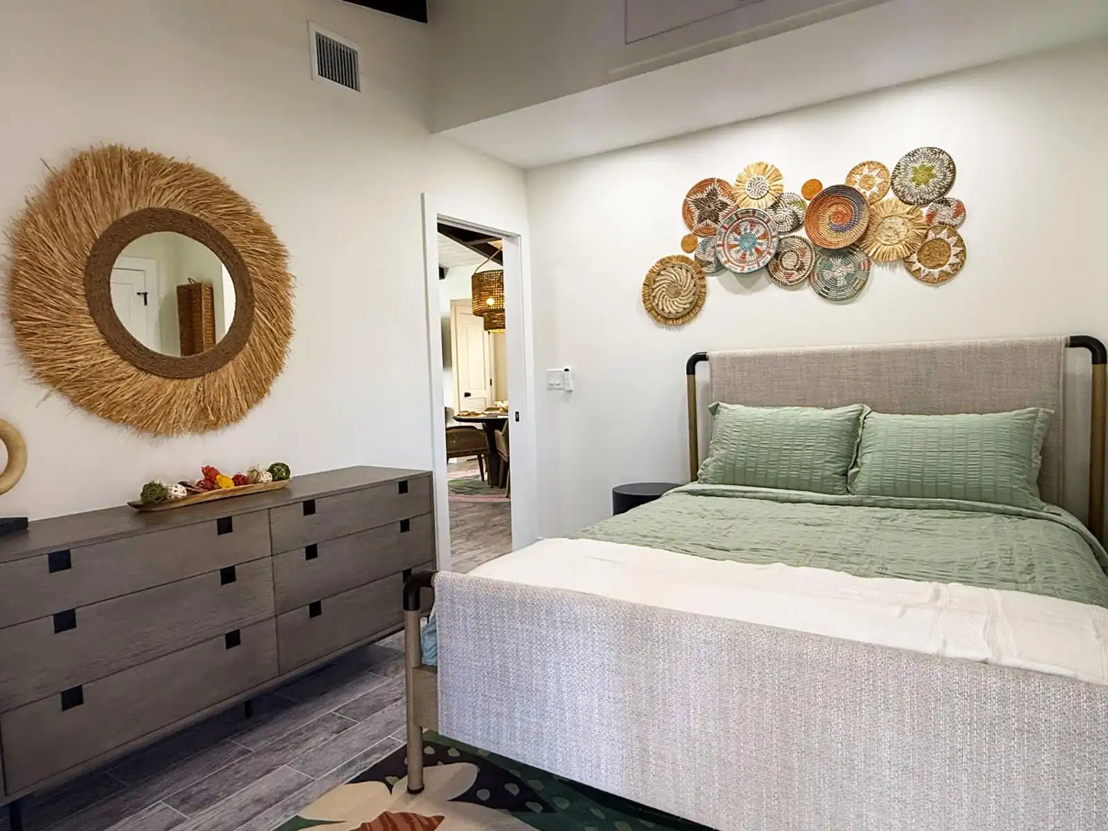 2BR Beach, Bay & Pool at Admiralty Villas