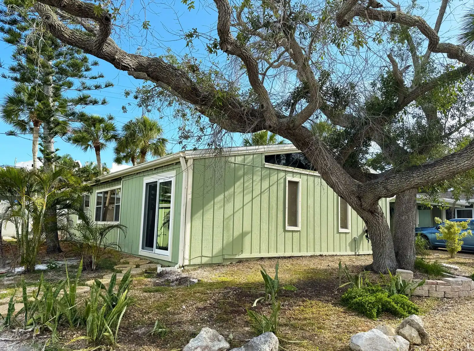 2BR Beach, Bay & Pool at Admiralty Villas