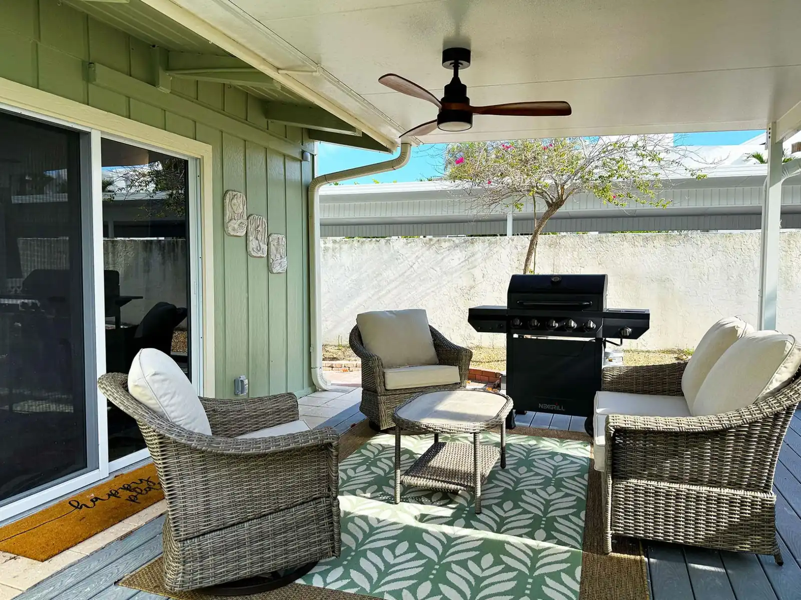 2BR Beach, Bay & Pool at Admiralty Villas