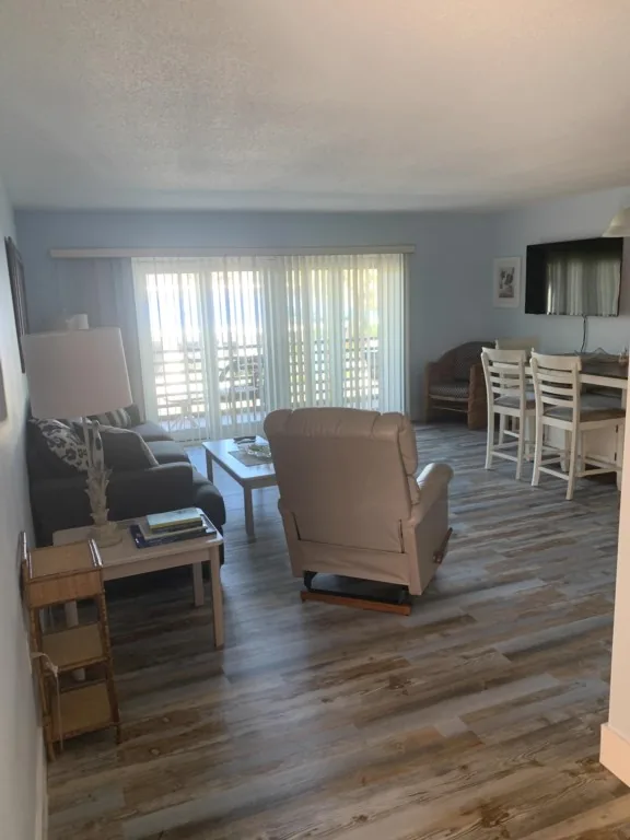 Fantasy Island Condo - Bay Views - Pool - Garage