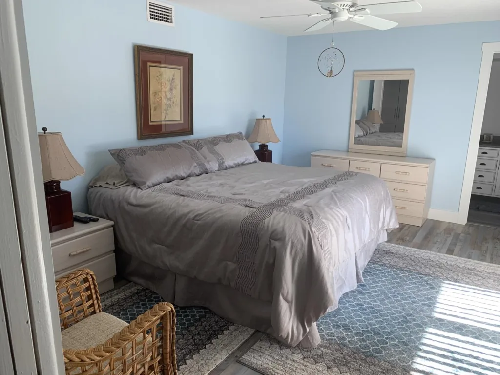 Fantasy Island Condo - Bay Views - Pool - Garage