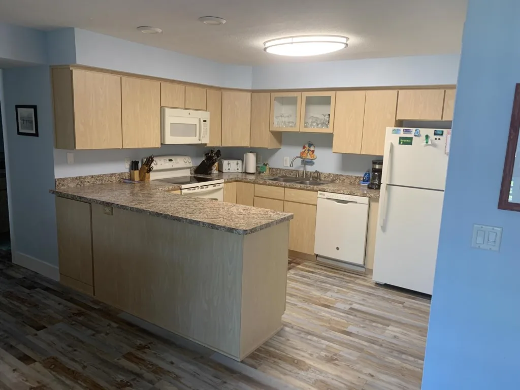 Fantasy Island Condo - Bay Views - Pool - Garage