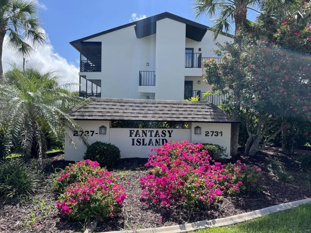 Fantasy Island Condo - Bay Views - Pool - Garage