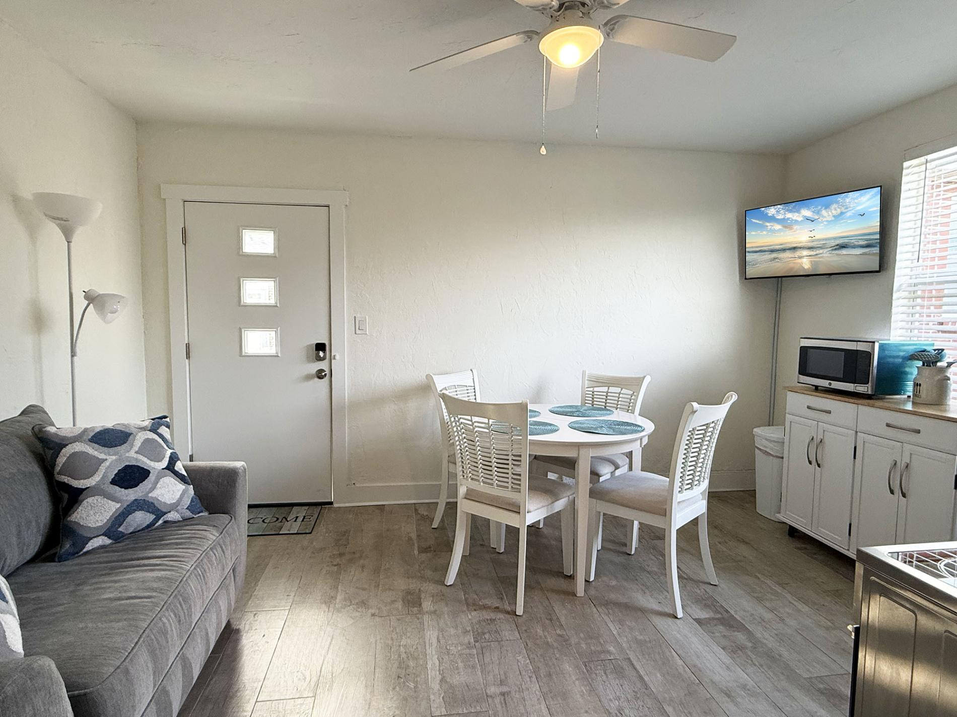 Venice Villas Corner 1BR – Steps to Beach