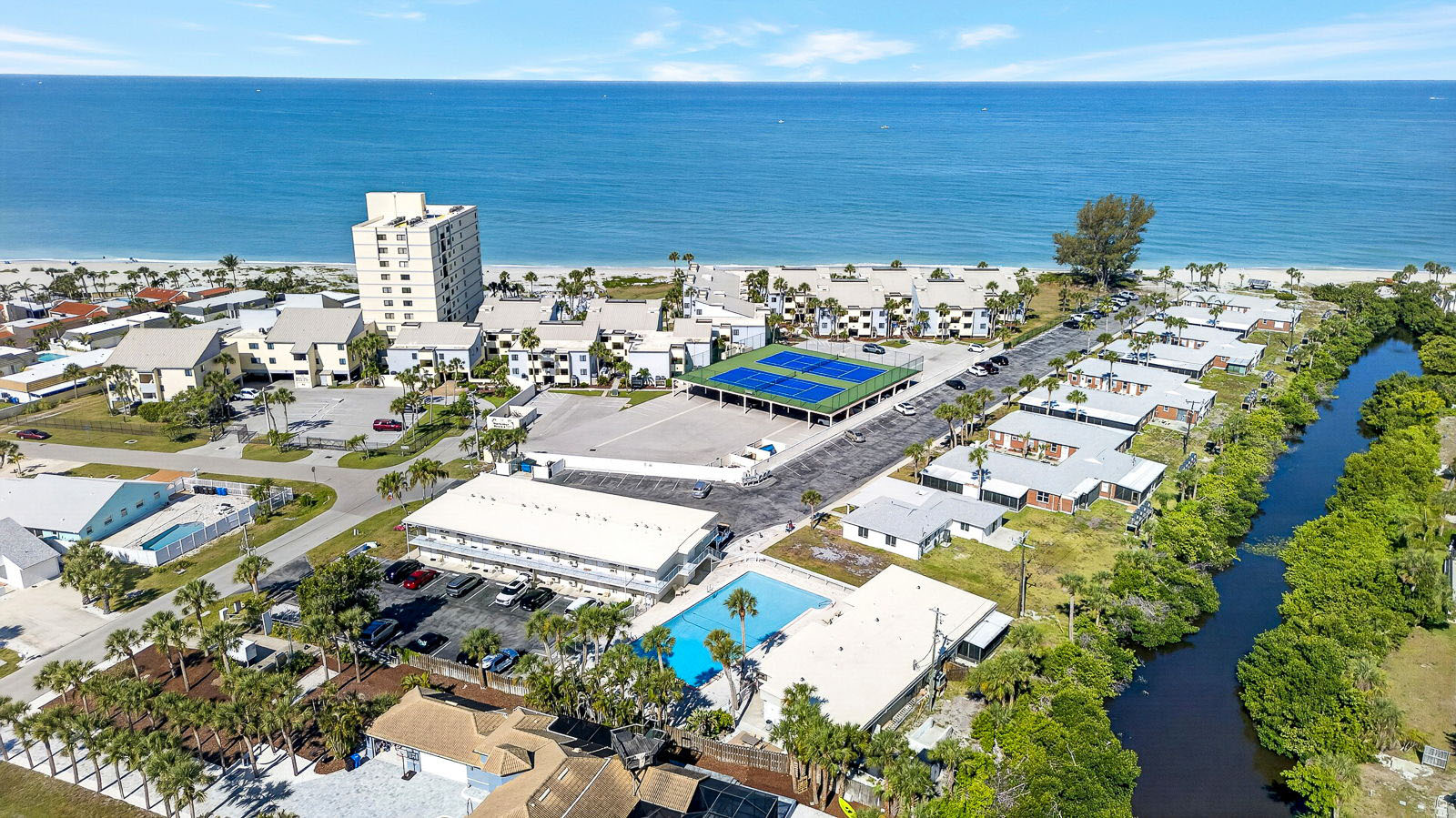 Venice Villas Corner 1BR – Steps to Beach