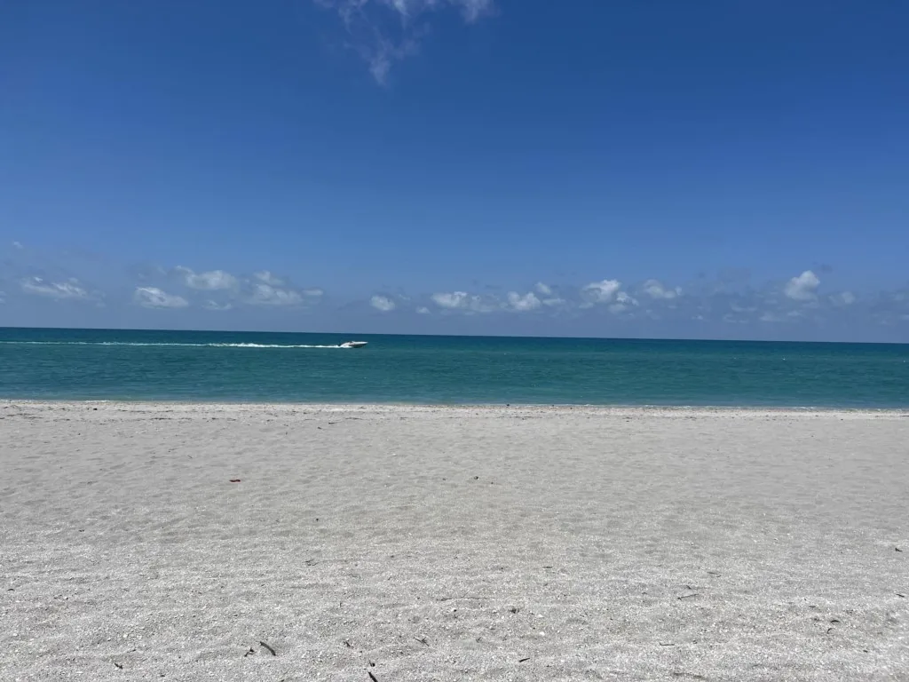 La Coquina 2BR – Beachfront w/ Pool & Views