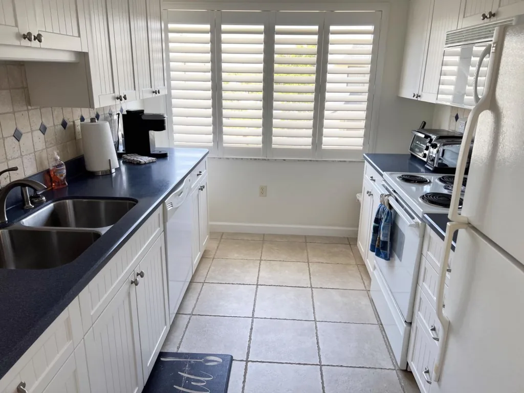 La Coquina 2BR – Beachfront w/ Pool & Views